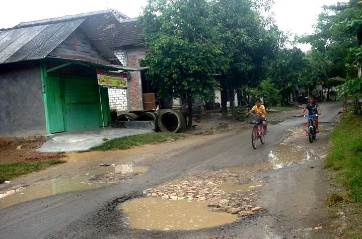 Jalan Poros Kecamatan Kapas – Sukosewu – Buntalan, Separo Lebih Alami Rusak berat dan Ringan