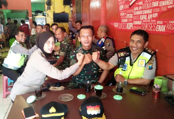 Ngopi Bersama, Wujud Sinergitas TNI-Polri di Rungkut, Surabaya 6
