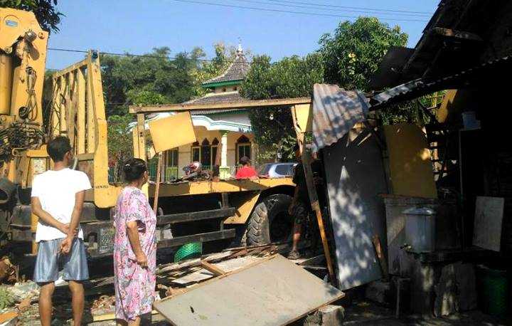 Diduga Rem Blong, Truk Yap Crane Tabrak Warung di Raya Banjarsari, Trucuk