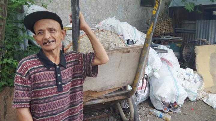 Pemungut Sampah Ini Kembalikan Uang Rp 20 Juta yang Ditemukannya