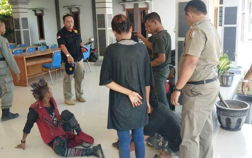 Resahkan Warga, Tujuh Anak Punk Digaruk Satpol PP di Simpang empat Sumberrejo