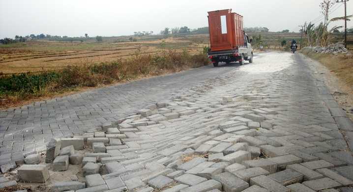 Jalan Paving Poros Kecamatan Kedungadem – Sugihwaras, Berserakan dan Membahayakan