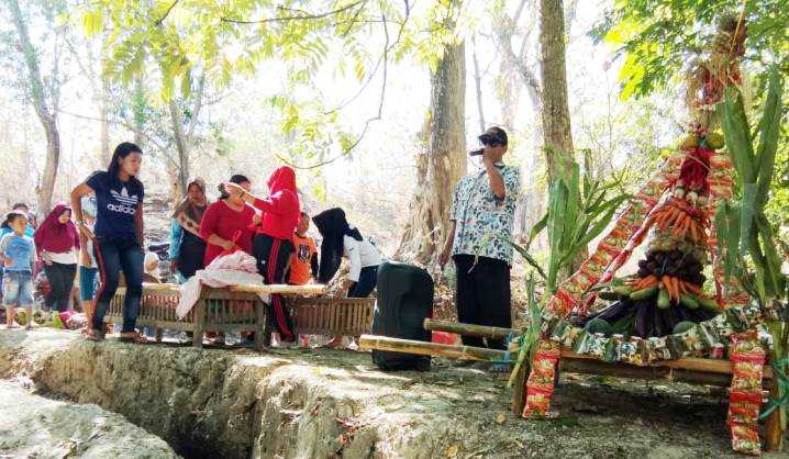 Melongok Sedekah bumi di Sendang Sumber Linjik dan Sumber Tirto Agung Panguripan, di Sumberpuh, Soko, Temayang