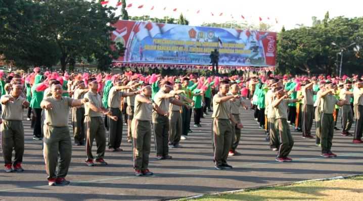 Peserta Tari Gemu Famire Ramaikan Lapangan Makodam V/Brawijaya