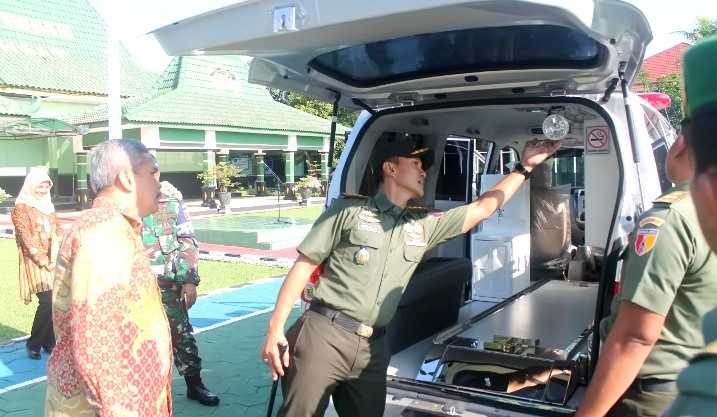 BRI Cabang Bojongoro Serahkan Bantuan Hibah Mobil Ambulance Ke Kodim 0813 Bojonegoro