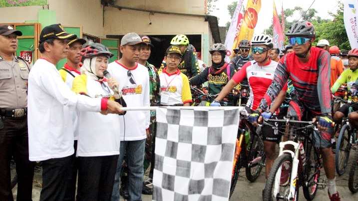 Bupati Bojonegoro Berbaur Bersama Peserta, Ikuti Gowes Gokil Jelajah Agro Wisata Belimbing, di Desa Ngringinrejo, Kalitidu