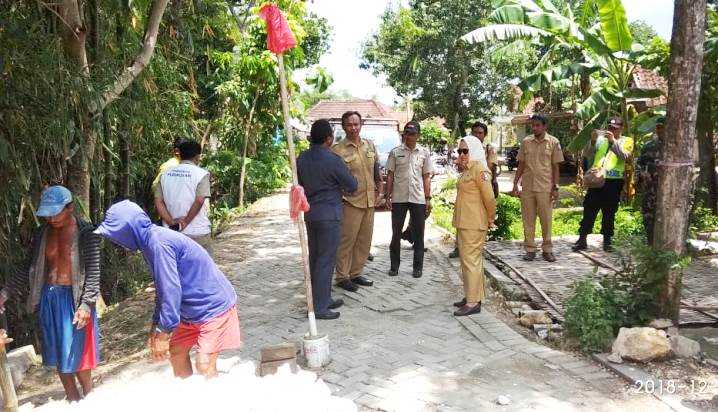 Bupati Bojonegoro Sidak Jalan Poros Desa Yang Alami Longsor, di Desa Ngrejeng, Purwosari