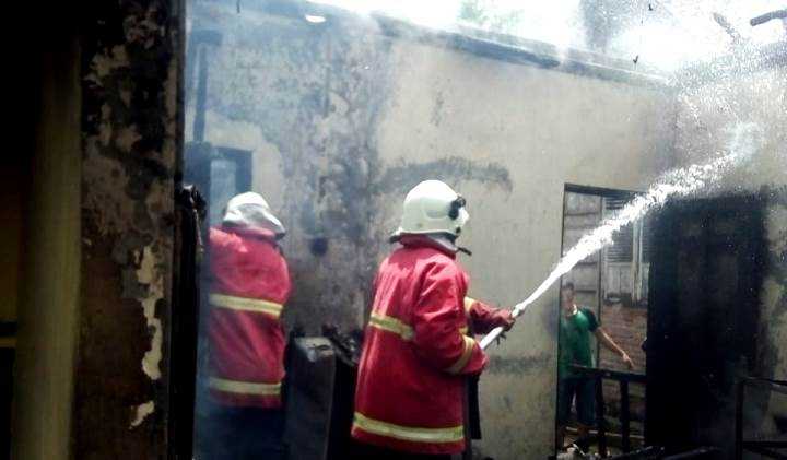 Kebakaran di Parengan, Tuban, Seorang Meninggal dunia, Rumah dan Toko Ludes Terbakar