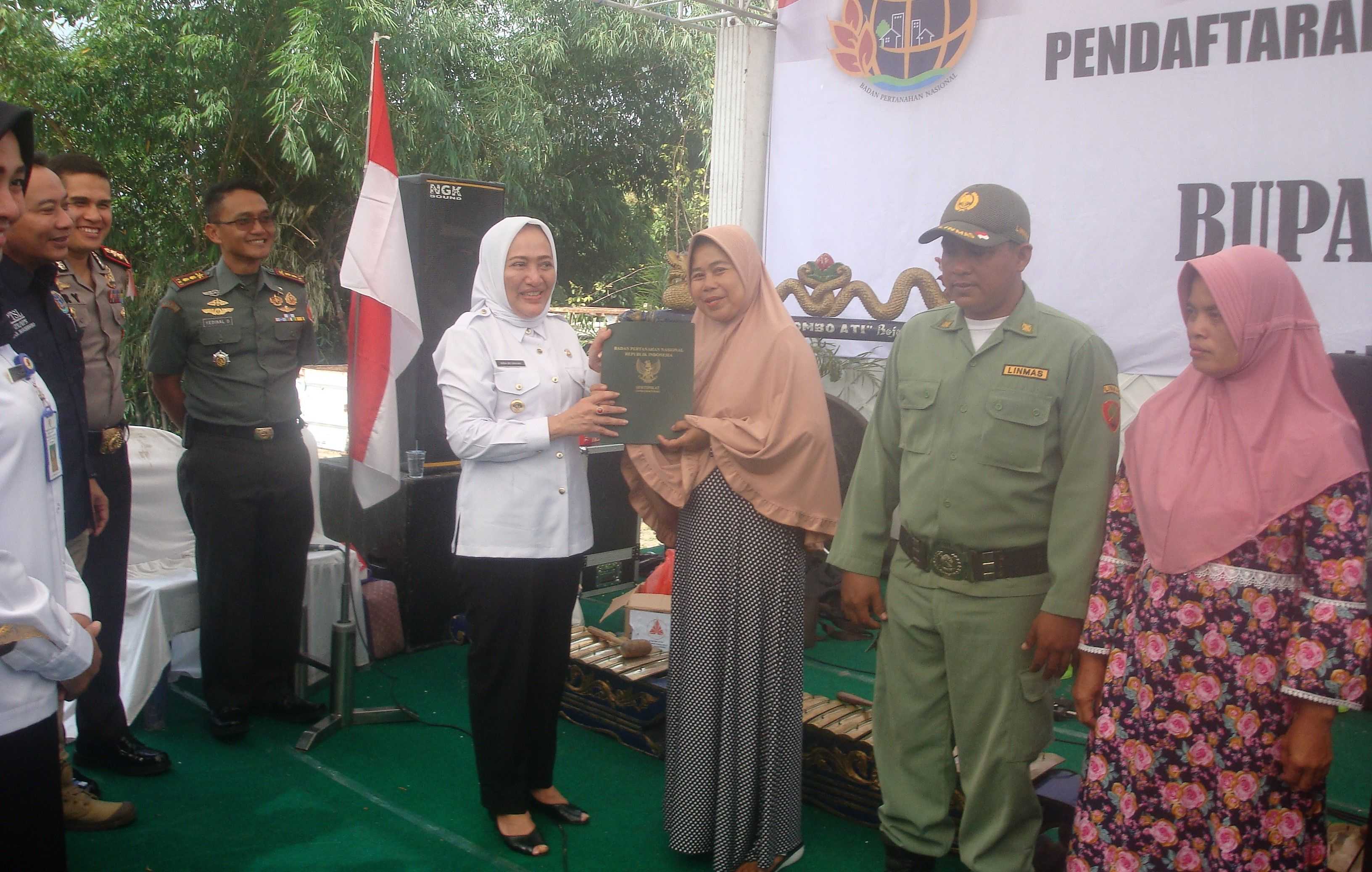 Bupati Bojonegoro Serahkan Sertipikat Program PTSL Secara Simbolis, di Bubulan