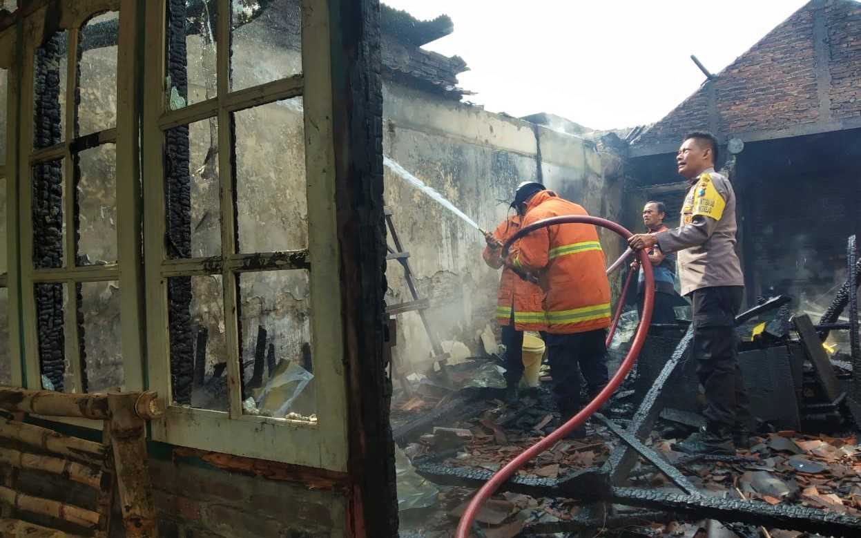 Rumah Beserta Isinya Milik Seorang Janda Warga Tulungrejo, Trucuk, Ludes Terbakar