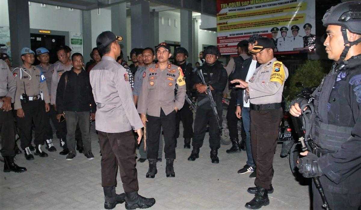 Amankan Rekapitulasi Pemilu 2019 di PPK, Kapolres Bojonegoro Terjunkan Personel Bersenjata