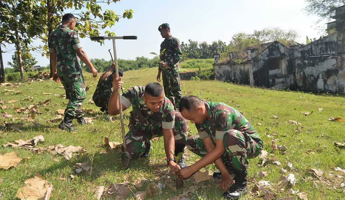 Tanam Pohon, Yonarmed 12/Divif-2/Kostrad  Jaga Keseimbangan Alam dan Kelestarian Lingkungan