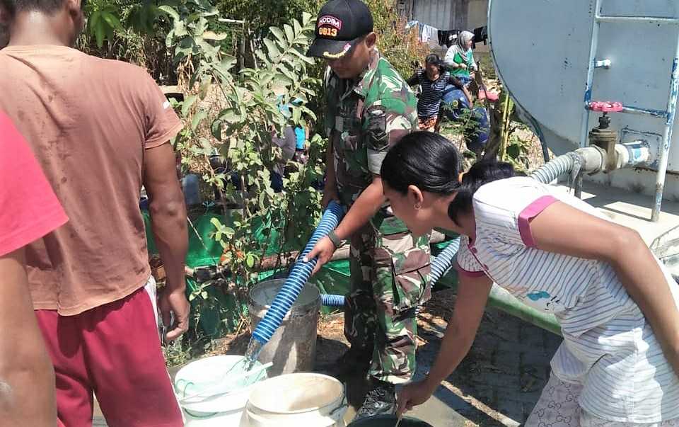 Babinsa Koramil Tambakrejo Bantu Droping Air Bersih dari BPBD Bojonegoro, Ke Warga Gamongan, Tambakrejo