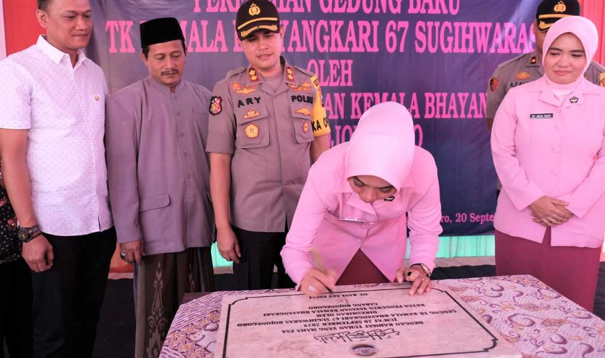 Ketua Bhayangkari Cabang Bojonegoro, Meresmikan TK Kemala Bhayangkari 67 di Sugihwaras