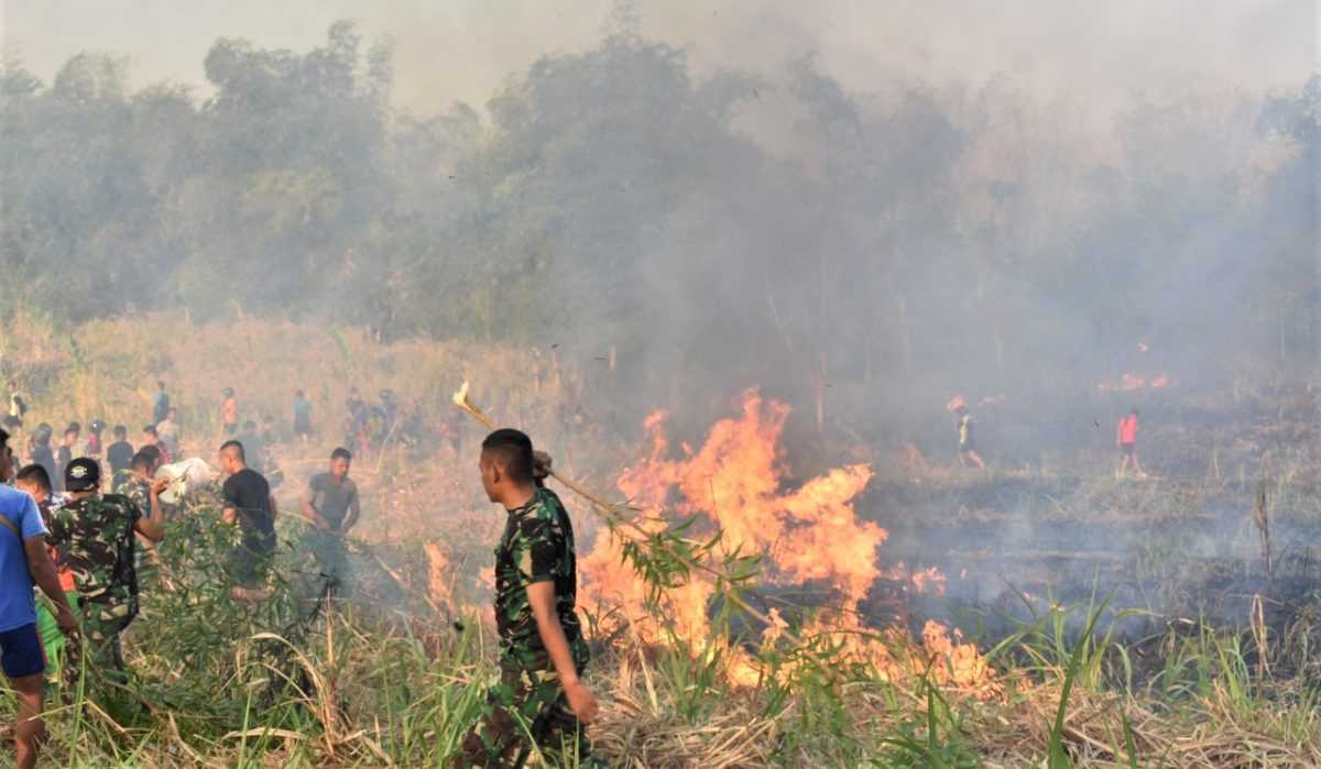 Anggota Yonarmed 12/Divif 2 Berjibaku Bantu Padamkan Kebakaran Lahan Milik Warga