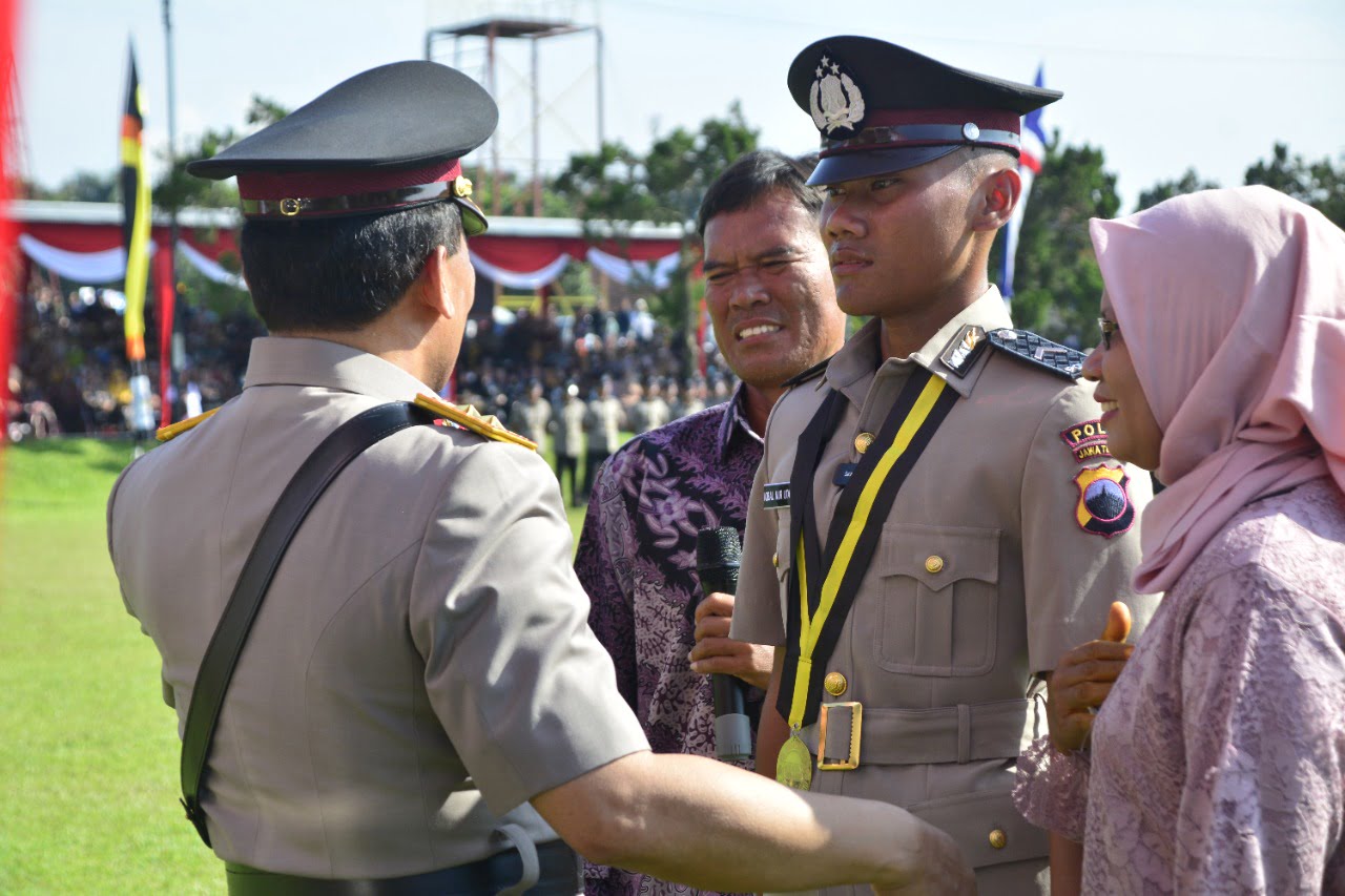 Anak Seorang Pedagang Kelontong Jadi Lulusan Terbaik Sekolah Bintara Polri