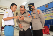 Jajaran Kepolisian Kota Surabaya Menggelar Razia Dadakan Di Antar Sekolah Untuk Menemukan Gangster Surabaya Yang Meresahkan Masyarakat Surabaya 9