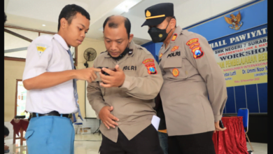 Jajaran Kepolisian Kota Surabaya Menggelar Razia Dadakan Di Antar Sekolah Untuk Menemukan Gangster Surabaya Yang Meresahkan Masyarakat Surabaya 4