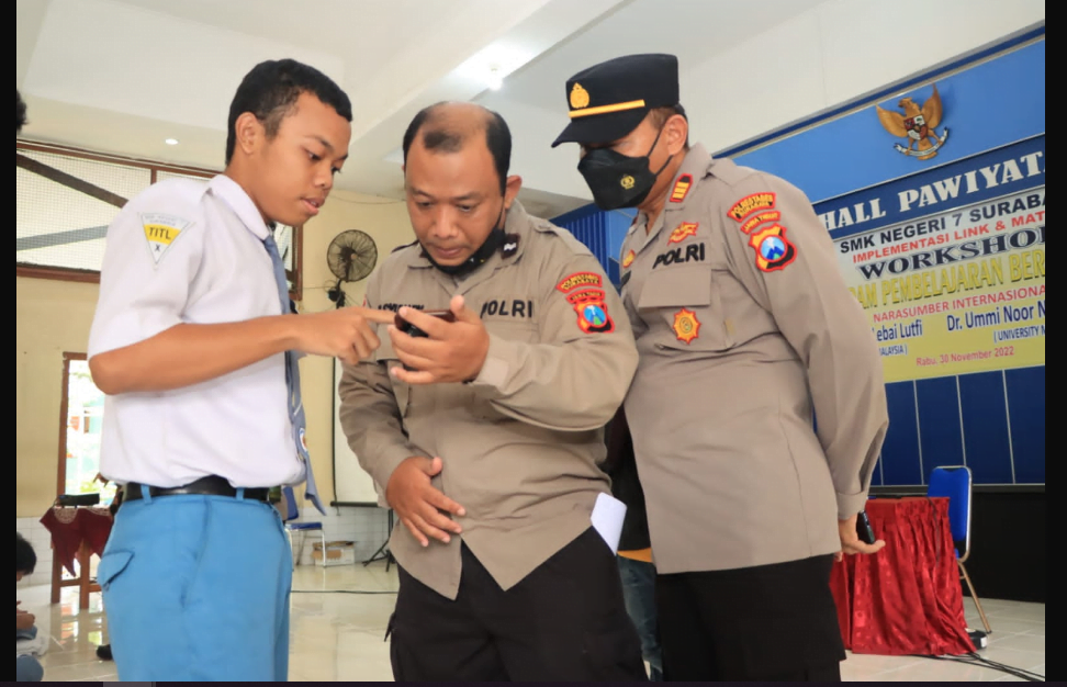 Jajaran Kepolisian Kota Surabaya Menggelar Razia Dadakan Di Antar Sekolah Untuk Menemukan Gangster Surabaya Yang Meresahkan Masyarakat Surabaya 6