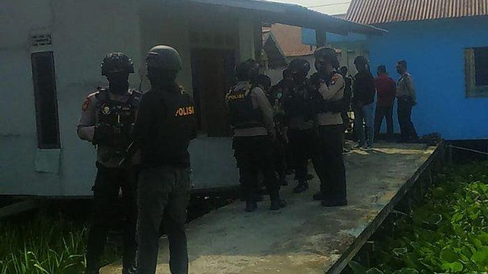 Geledah Rumah Pedagang Aksesoris Hp Pasar Klithikan, Densus 88 Sita Metal Detector Dan Senapan Angin