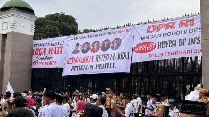 Polisi Berlakukan Rekayasa Kemudian Lintas Imbas Adanya Agresi Demo Apdesi Di Depan Gedung Dpr