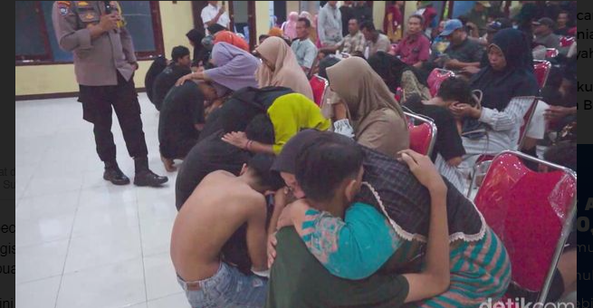 Sok Jagoan, Pesilat Lamongan Nangis Ketika Dijemput Ibunya Di Kantor Polisi