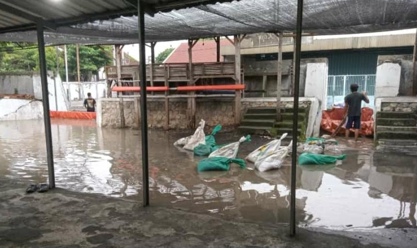 Antisipasi Banjir Di Babat, Lamongan, BPBD Pasang Doorlag Di Tangkis Bengawan