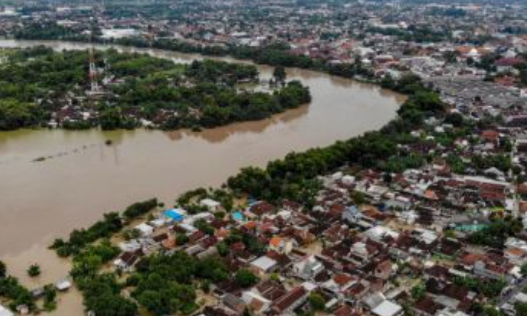 213 Rumah Tergenang Air Luapan Sungai Bengawan Solo, Di Lamongan