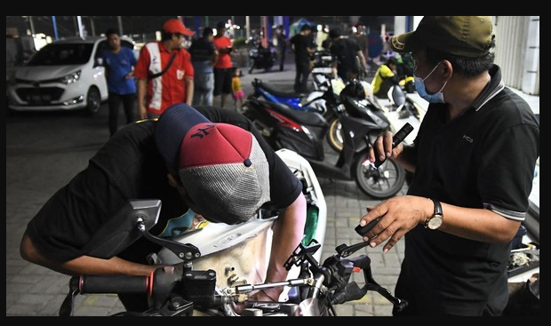 Viral, Diduga SPBU Di Bekasi ini Campur Bensin Dengan Air, Motor Konsumen Banyak Yang Mogok