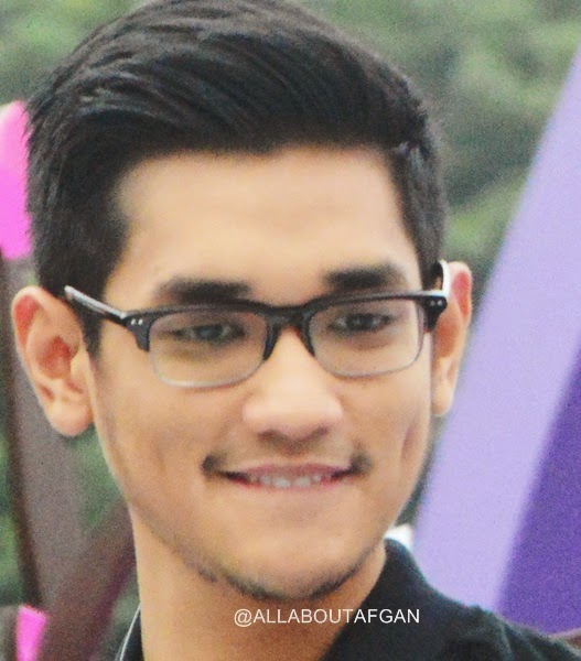 Afgan Kembali Tampil Memesona dengan Kacamata Khas, Ciptakan Euforia Penggemar di Blok M