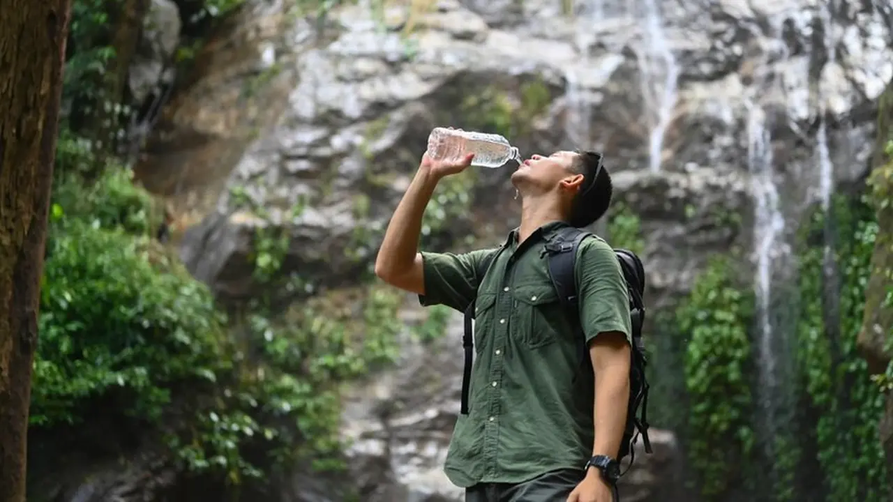 Dedi Mulyadi Kini Akui Air Aqua dari Mata Air Pegunungan, Pernyataan Kontradiktif Picu Sorotan Publik