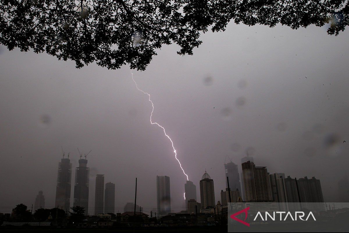 Jakarta Siap Diguyur Hujan Deras Disertai Petir Kamis Sore, Potensi Banjir Mengintai: Antisipasi Dini Diperlukan
