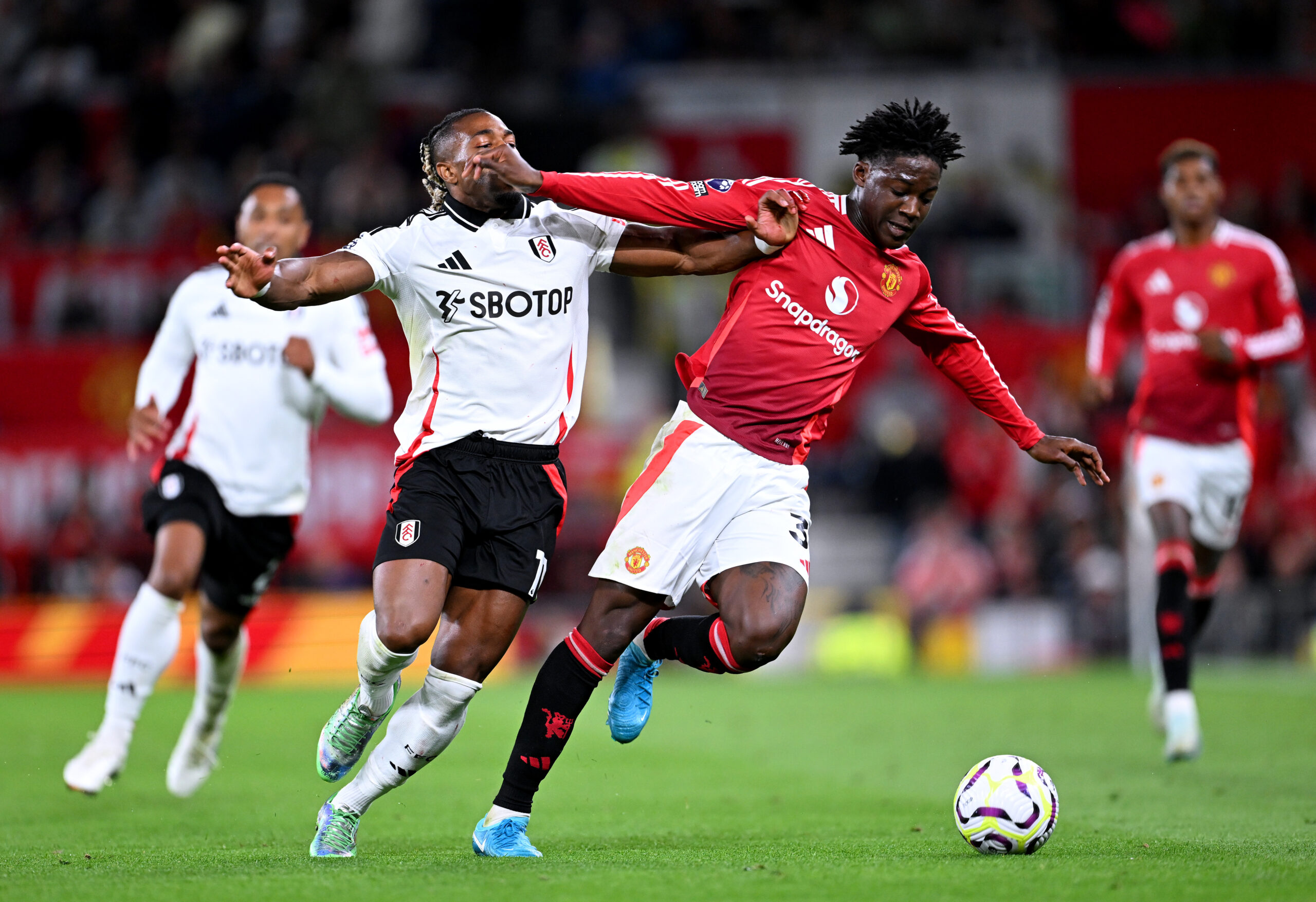 Manchester United Gagalkan Ambisi Zirkzee dan Mainoo untuk Hengkang, Klub Prioritaskan Kebutuhan Skuad di Tengah Keterbatasan