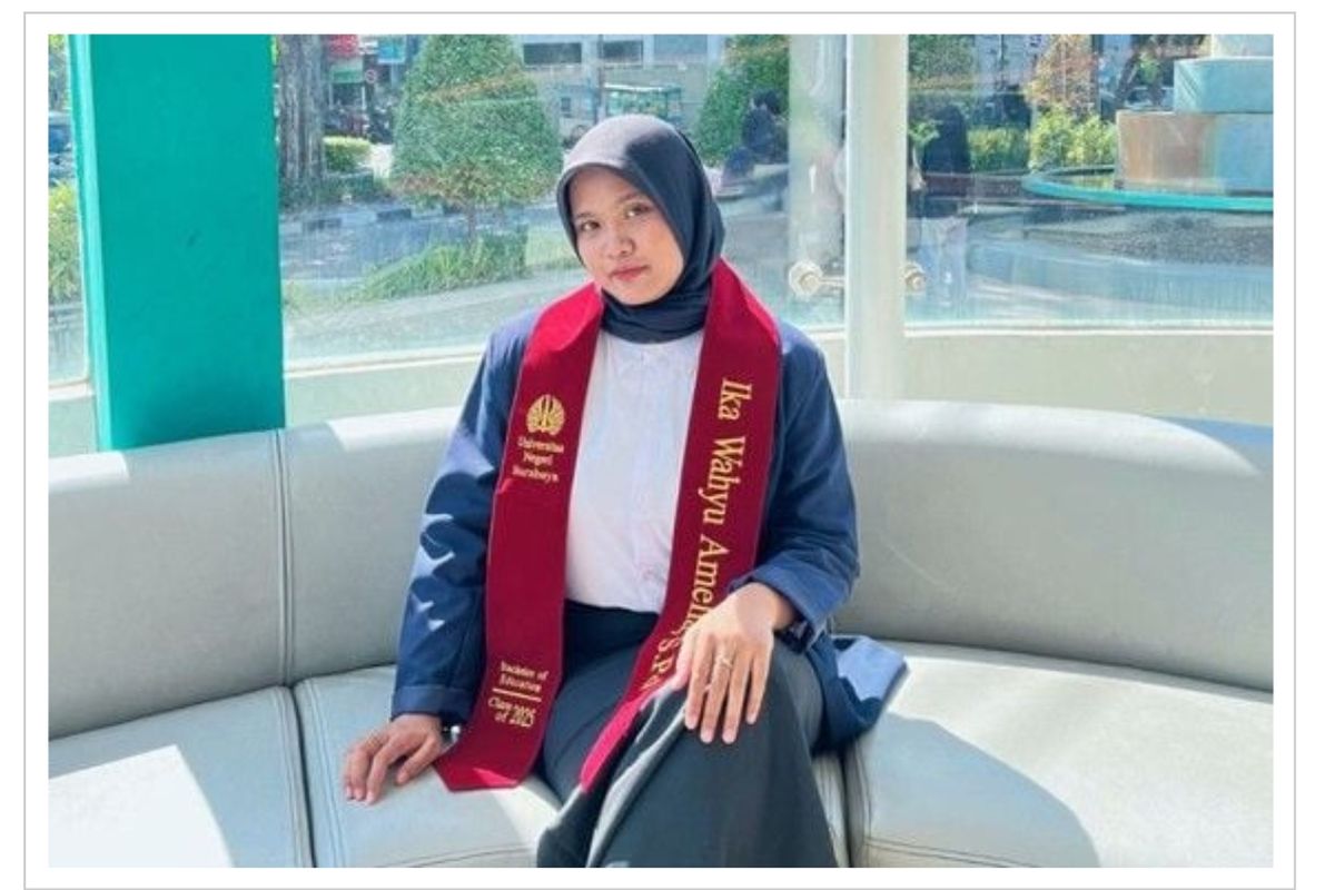 Kisah Inspiratif Ika Wahyu Amelia: Dari Anak Pekerja Pabrik Menuju Wisudawan Terbaik Unesa dengan IPK Gemilang 3,93