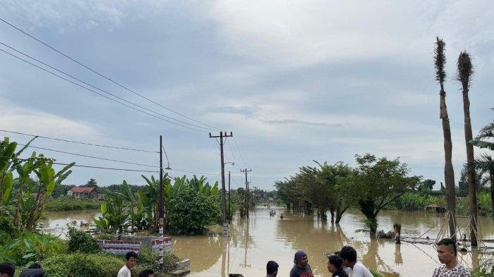 Medan Dilanda Banjir Dahsyat: Ribuan Rumah Terendam, Aktivitas Lumpuh Akibat Hujan Deras dan Angkot Mogok