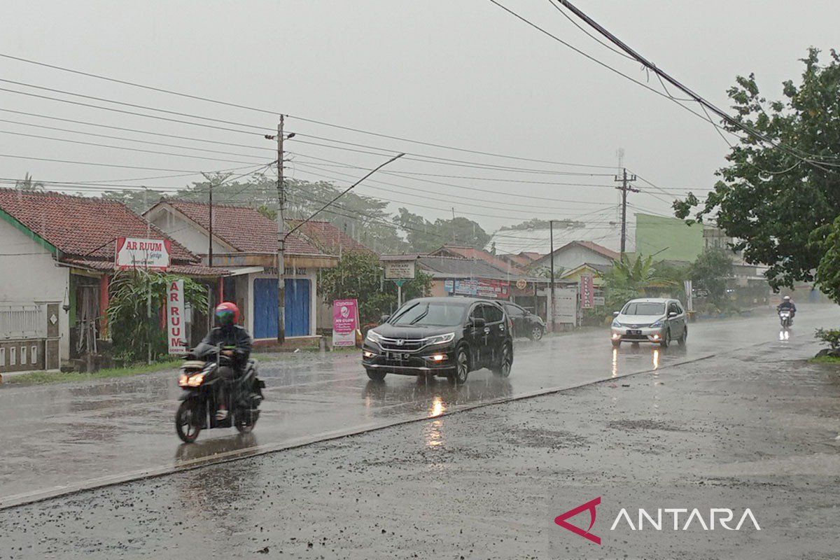 Prakiraan Cuaca Semarang 18 November 2025: Hujan Ringan Merata, Waspada Potensi Dampak Cuaca Lembab dan Berangin