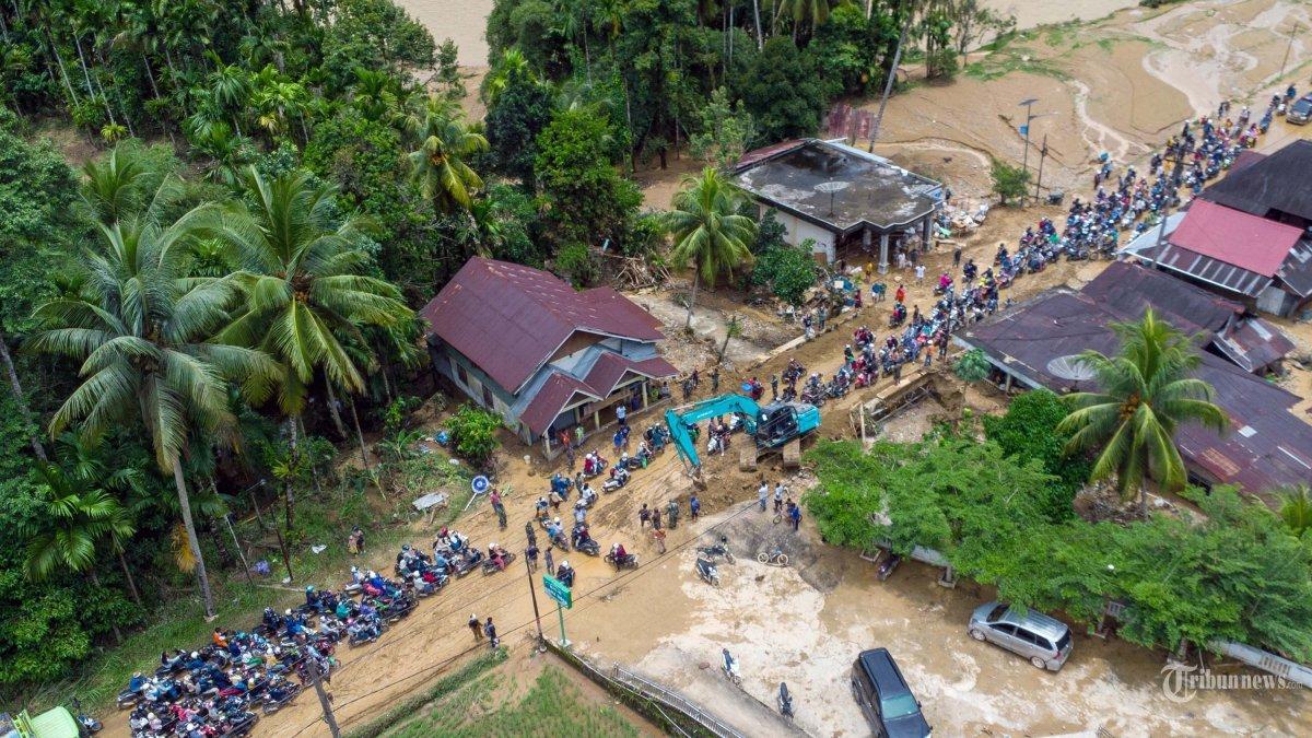 Banjir Batu Besar Melanda Sumatera Barat, Korban Tewas Capai 1.112 Jiwa, Anies Baswedan Tinjau Langsung Lokasi Bencana