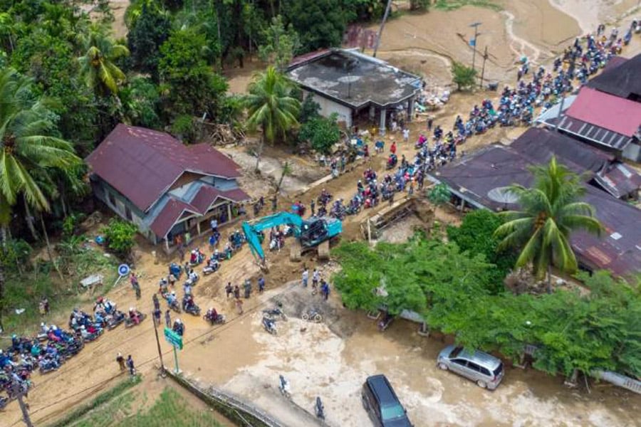 Desperate Hunt for Sustenance Amidst Indonesian Deluge: Death Toll Climbs to 502
