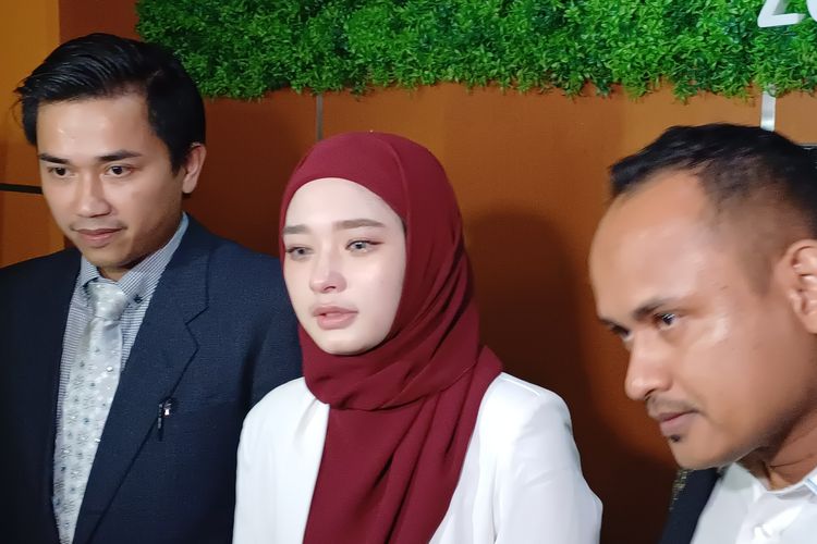 Insanul Fahmi Tegas Tolak Ceraikan Inara Rusli, Bahkan Sampai Bersujud Mohon Ampun di Depan Istri