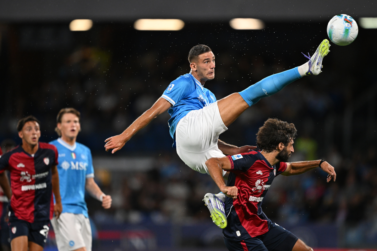 Napoli Siap Tumbalkan Lorenzo Lucca Demi Datangkan Kobbie Mainoo: Manuver Kilat Napoli untuk Perkuat Lini Tengah di Awal Januari