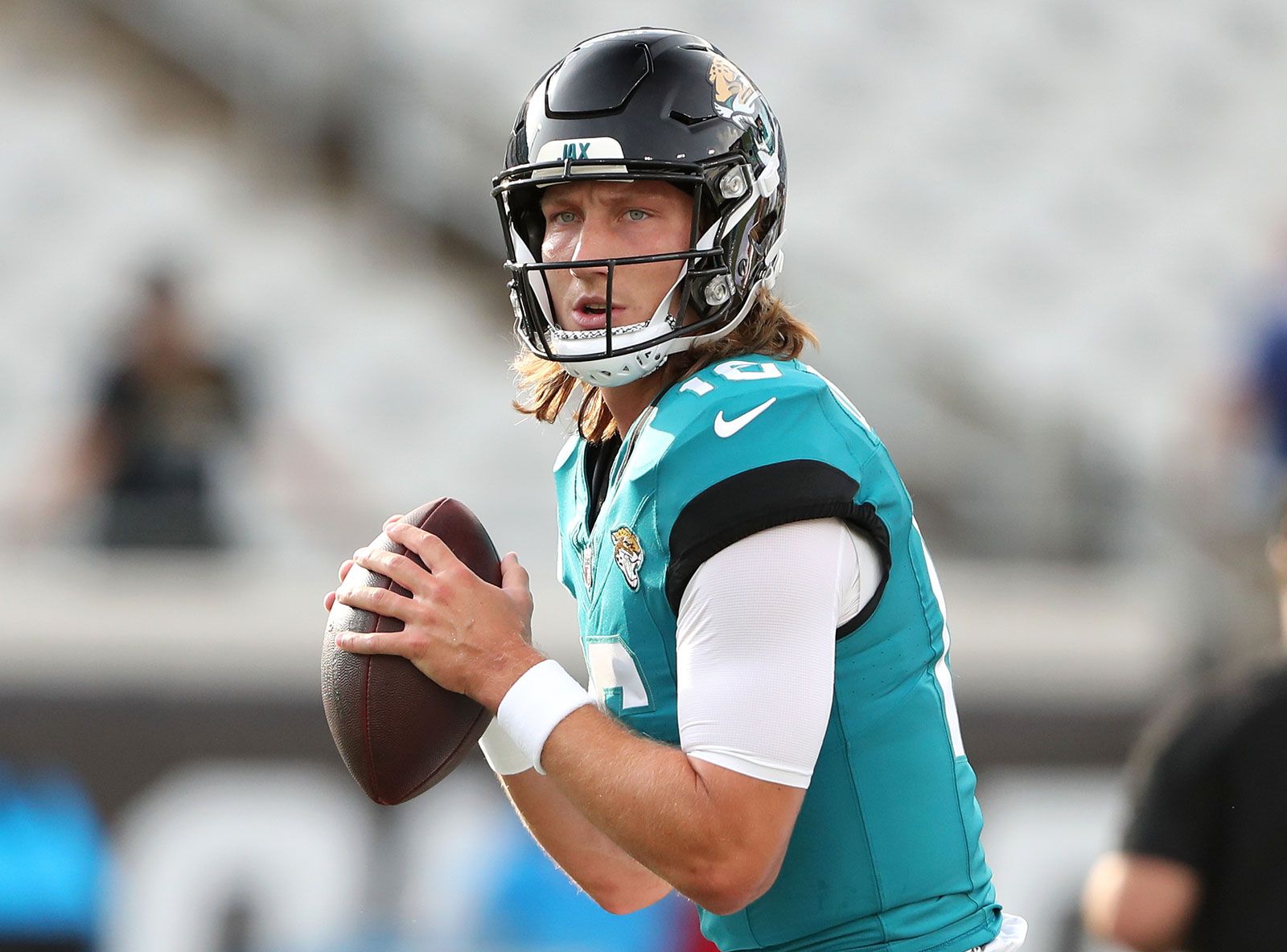 Fan’s Unconventional Show of Support Goes Viral: Squatting Jaguars QB Trevor Lawrence at Local Bar