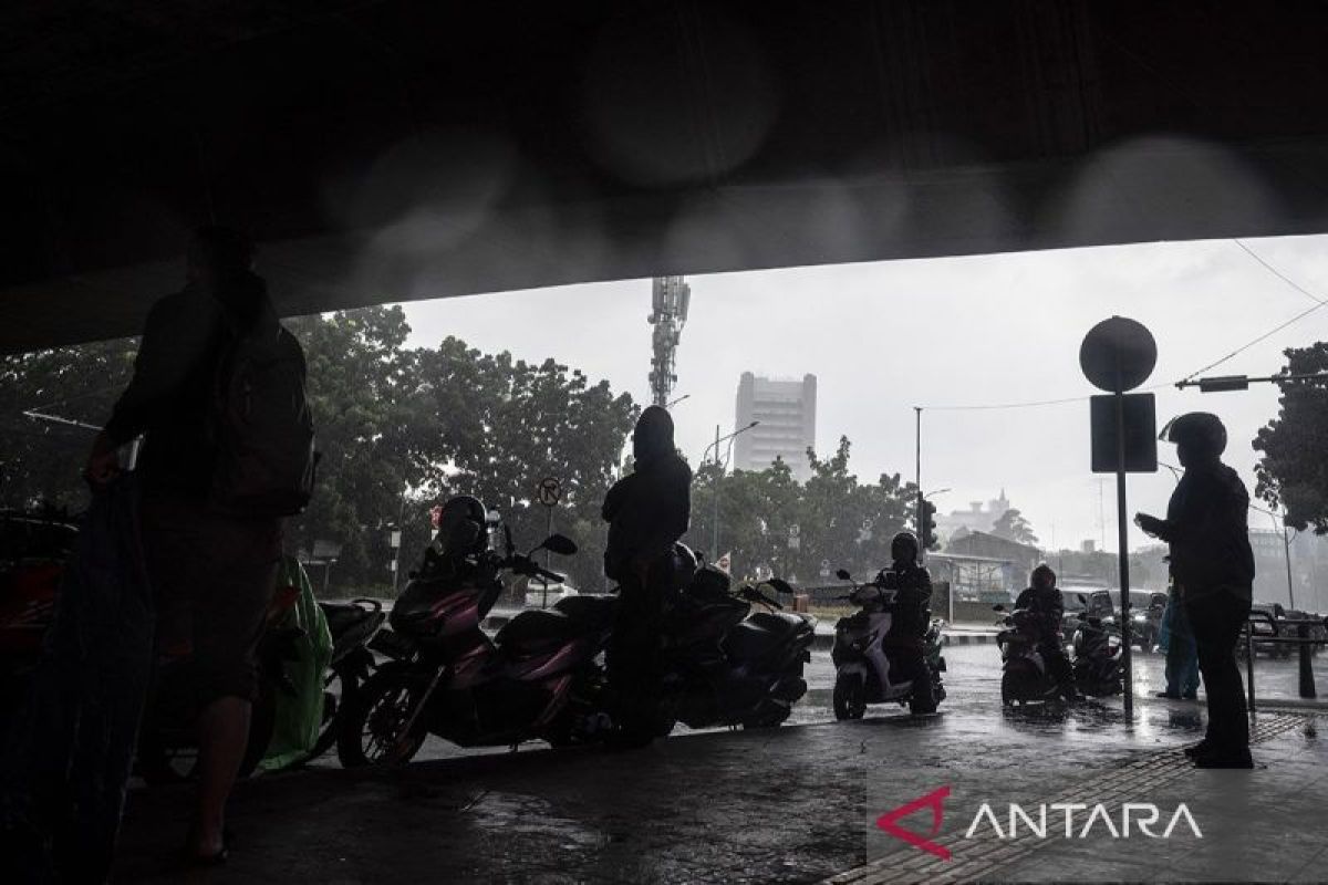 Jakarta Dilanda Hujan Ringan hingga Petir Sepanjang Hari Senin, BMKG Ingatkan Potensi Cuaca Ekstrem