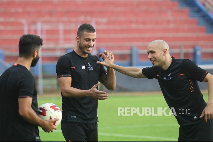 Persik Kediri Perkuat Lini Tengah dan Belakang dengan Dua Amunisi Asing Baru untuk BRI Liga 1 2025-2026