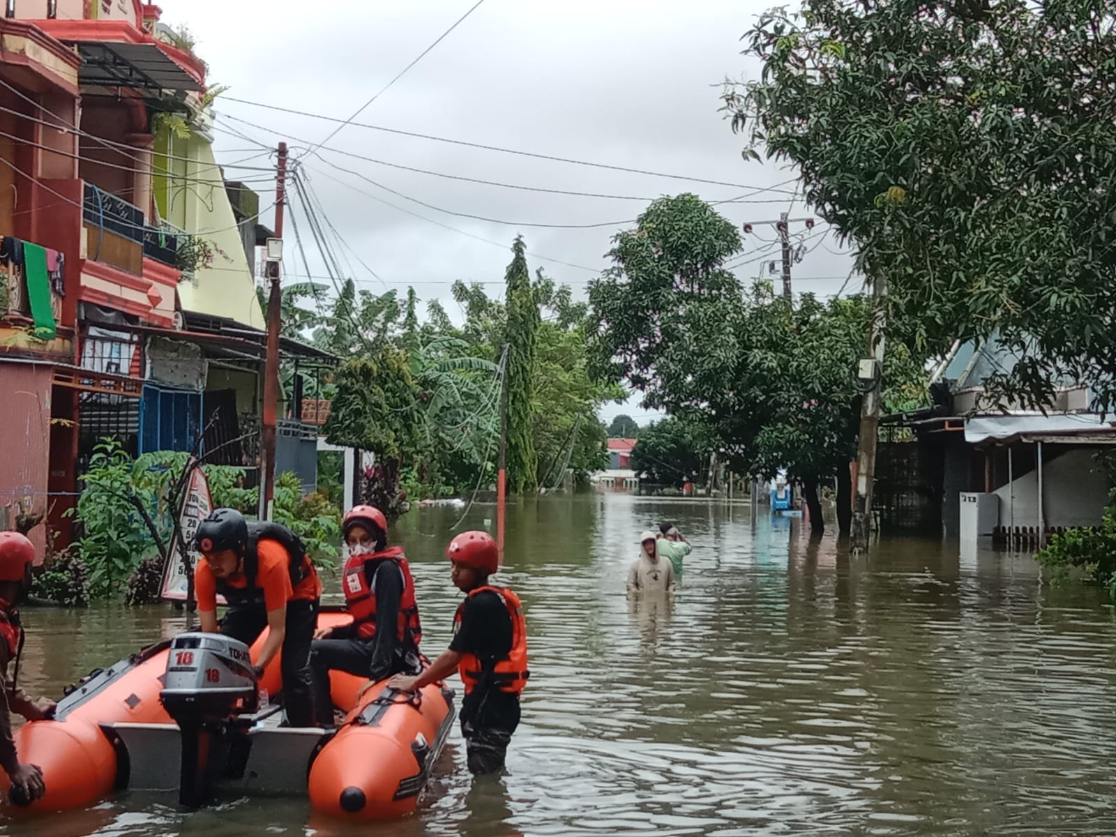 Larut Malam, Munafri Cek Logistik Pengungsi Banjir di Blok 10 Antang