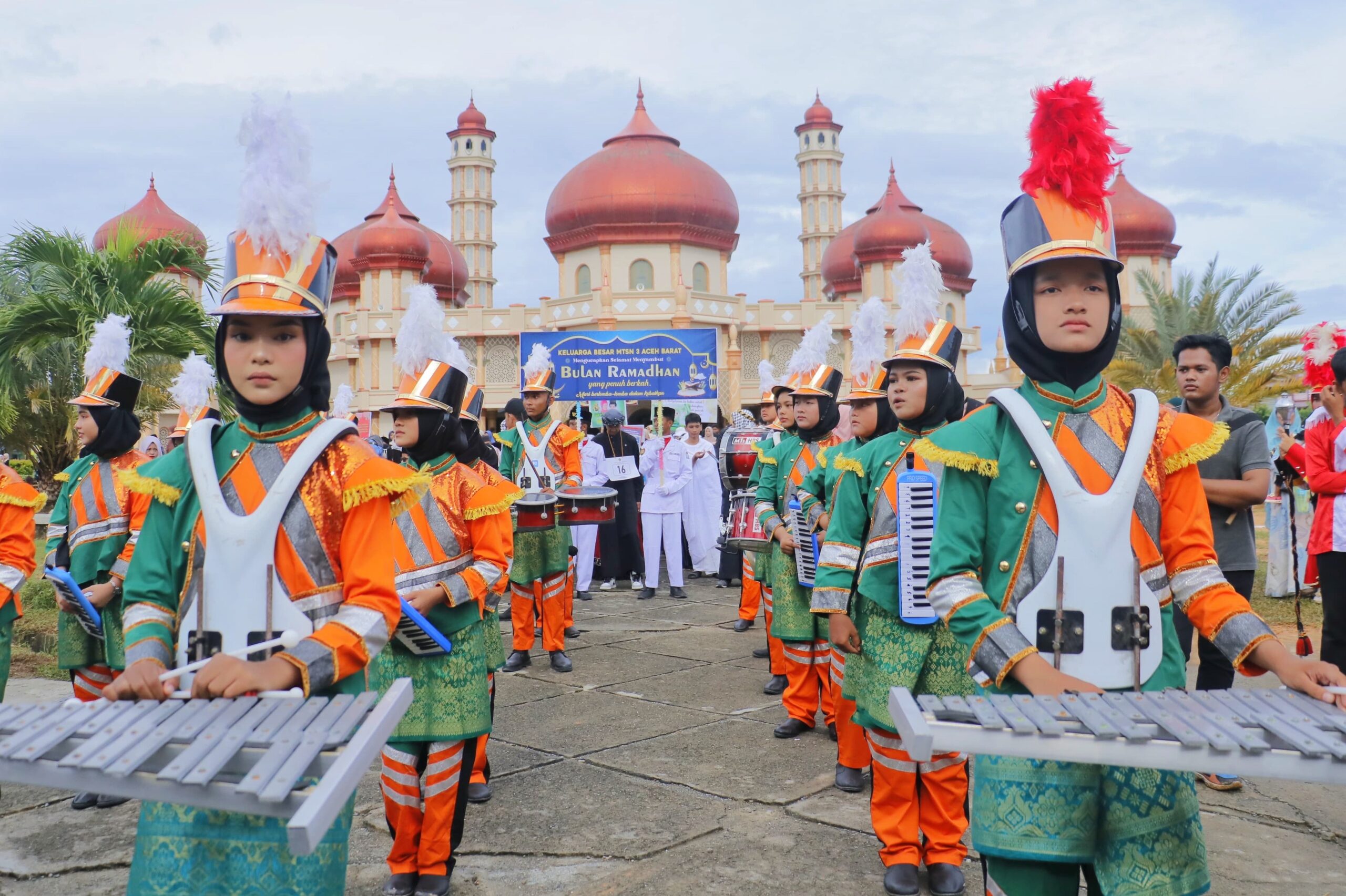 RIBuan Santri Husnul Khotimah GEBRAK Kuningan dengan Pawai Tarhib Ramadhan Penuh Semangat! Bagikan Jadwal Imsak dan Syiar Kebajikan!