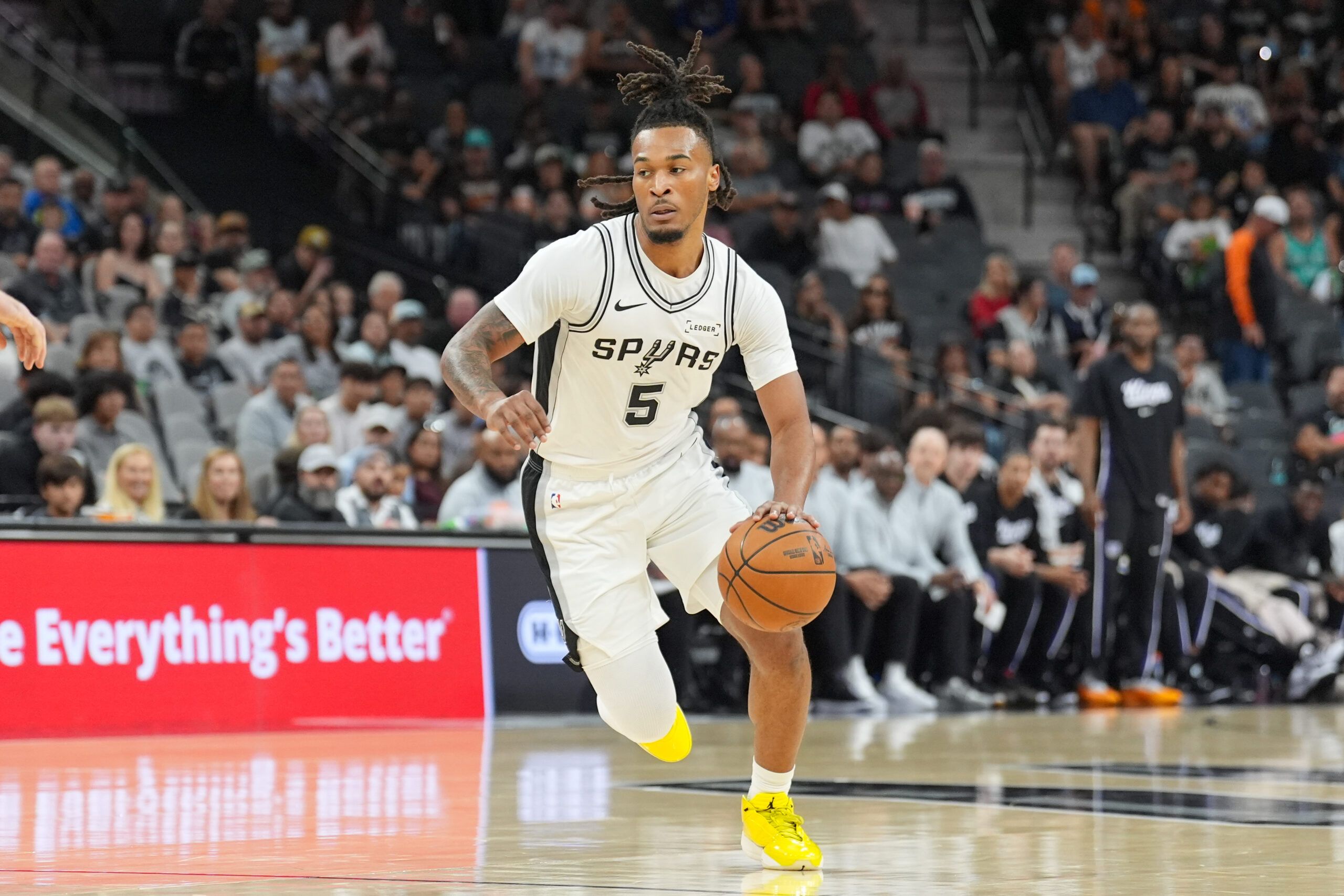 Stephon Castle Suffers Apparent Back Injury, Exits to Locker Room