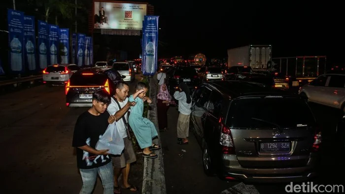 Arus Balik Malam Ini Membanjiri Sukabumi: Rest Area Penuh, Pengendara Terserah di Bahu Jalan