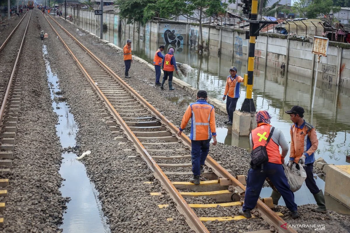 Banjir Merendam Rel, Commuter Line Terpaksa Henti di Beji: Ancaman Bencana Mengguncang Infrastruktur Kereta
