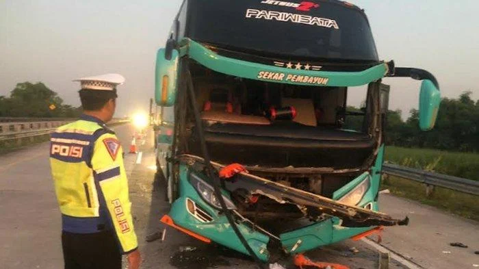 Bus Pariwisata Tergelincir di Tol Jomo: 16 Penumpang Terancam Kecelakaan Akibat Sopir Mengantuk