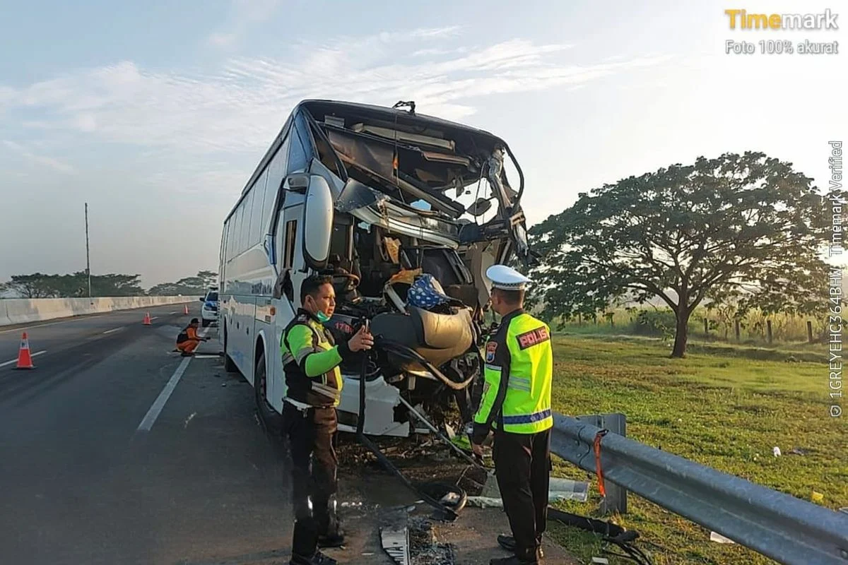 Bus Ringsek di Surakarta Akibat Motor Menghalangi Jalan, Empat Penumpang Luka Berat